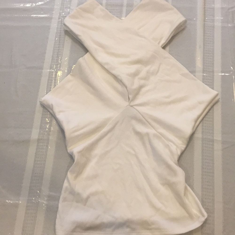 Crossover creme white shoulder top S/M
